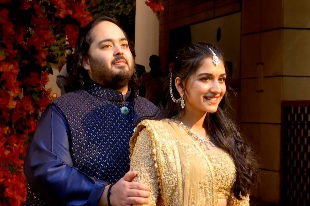 अनंत अंबानी और राधिका मर्चेंट की हुई सगाई, मुकेश अंबानी के घर एंटिला में जश्न