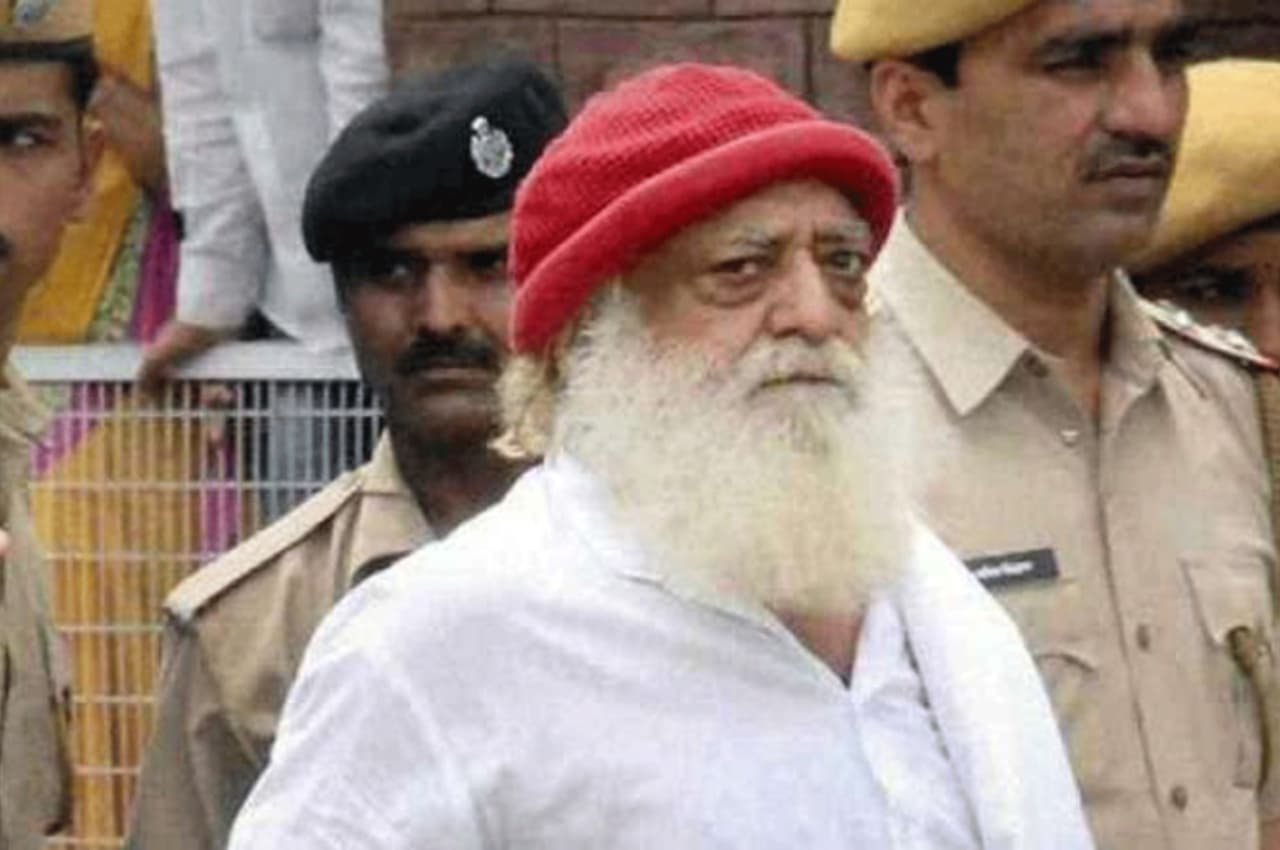 आसाराम को उम्रकैद की सजा, सूरत की महिला से किया था दुष्कर्म
