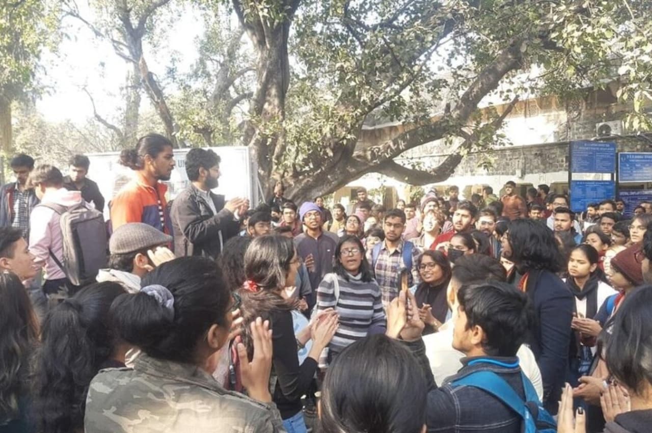 BBC डॉक्‍यूमेंट्री पर जारी है बवाल, अंबेडकर यूनिवर्सिटी में काटी गई बिजली, कैंपस में लगे आजादी और जय श्री राम के नारे