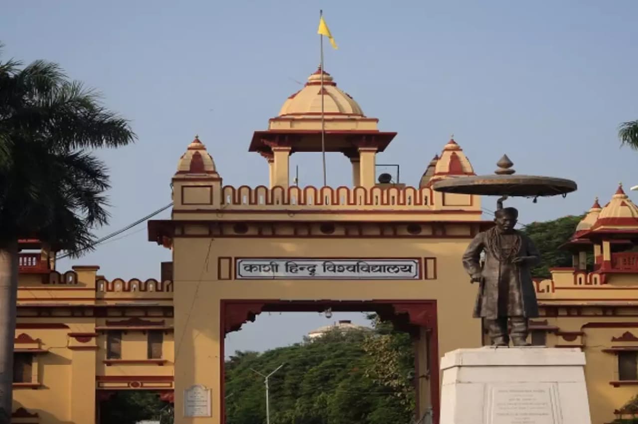 Varanasi News: परीक्षाओं की तरह इंटर्नशिप में भी गोलमाल, MBBS छात्रों ने वार्डों में अपनी जगह लगाए फर्जी डॉक्टर