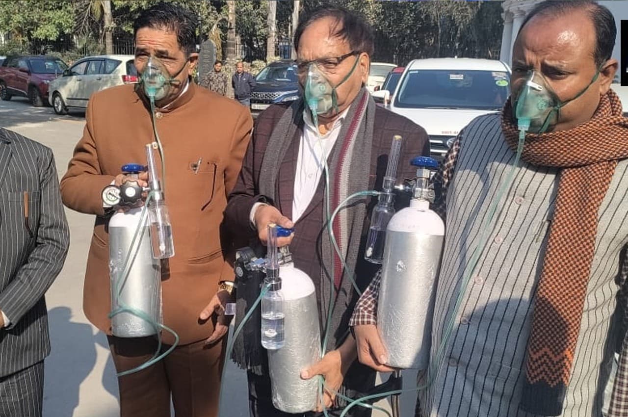Delhi Assembly: भाजपा विधायकों का अनोखा विरोध-प्रदर्शन, ऑक्सीजन सिलेंडर और मास्क लगाकर पहुंचे विधानसभा