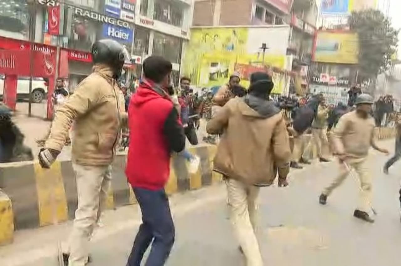 पटना में BSSC के छात्रों पर लाठी चार्ज, पुलिस ने प्रदर्शनकारियों को दौड़ा-दौड़ कर पीटा