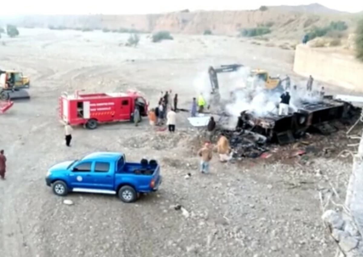 Baluchistan Accident News: बलूचिस्तान में यात्रियों से भरी गाड़ी खाई में गिरी, 39 लोगों की मौत