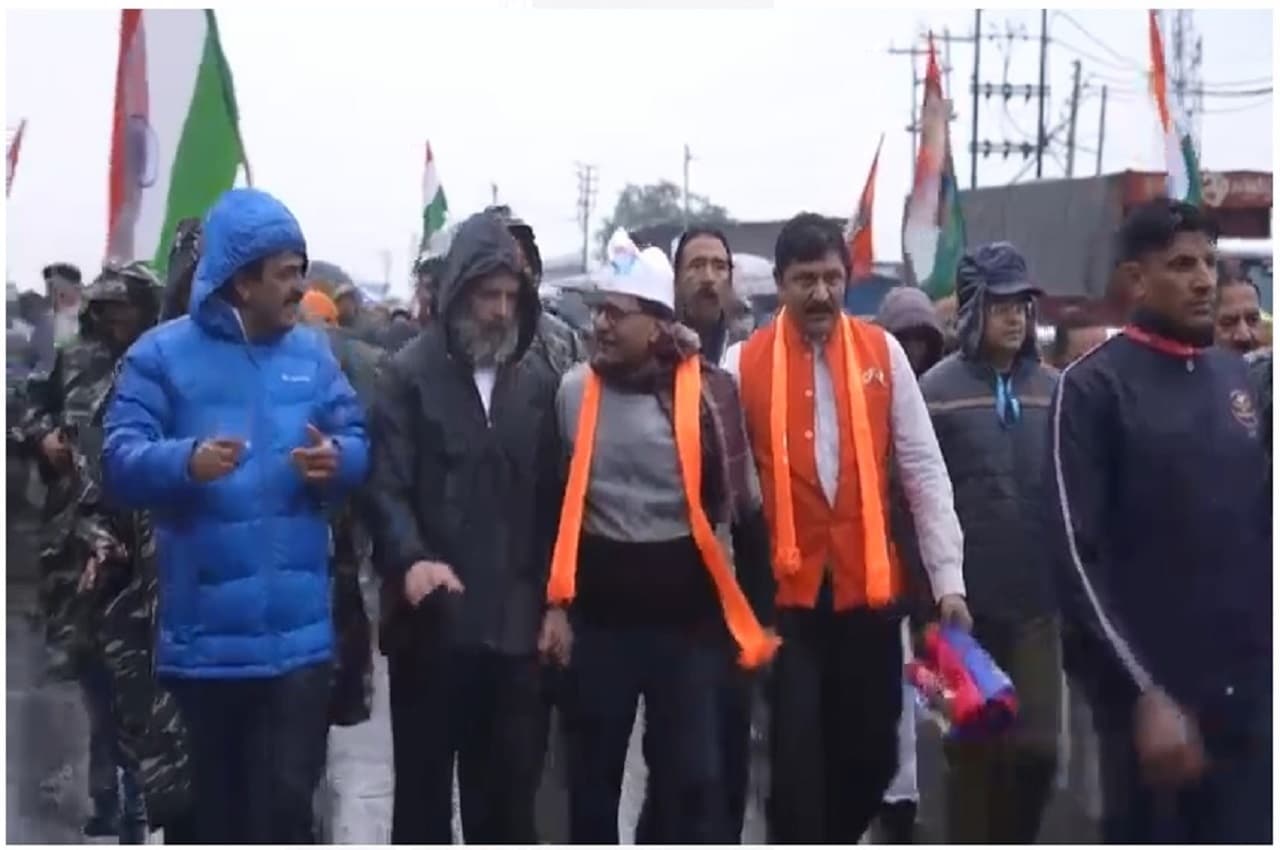 Bharat Jodo Yatra: भारत जोड़ो यात्रा का 126वां दिन, बारिश बंद होने के बाद वापस टी शर्ट में आए राहुल