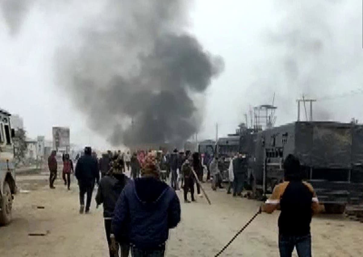 Video: बिहार में बक्सर पावर प्लांट के बाहर किसानों पर पुलिस का लाठीचार्ज, गुस्साई भीड़ ने की आगजनी