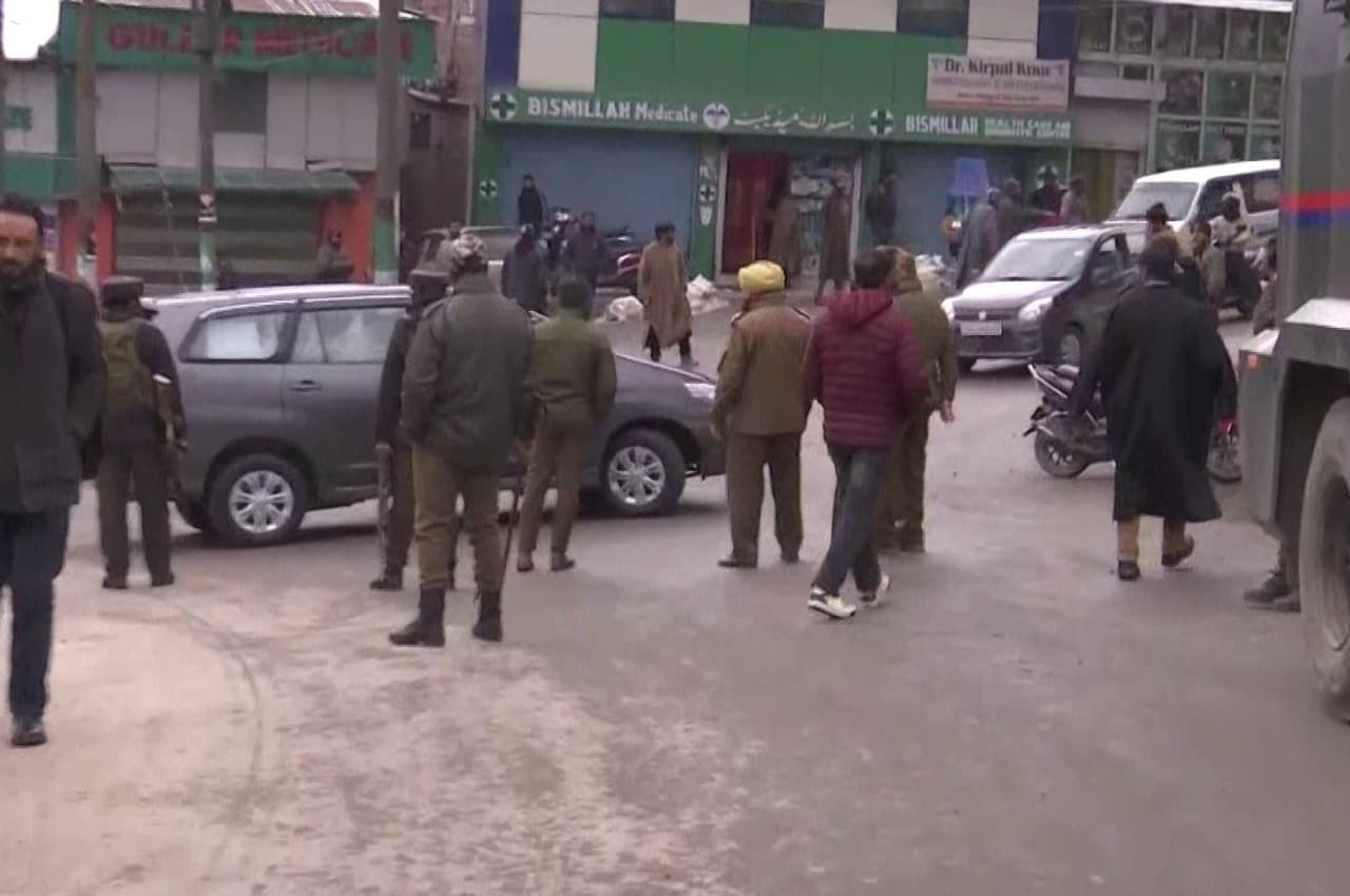 Jammu Kashmir: बडगाम में सुरक्षाबलों और दहशतगर्दों के बीच मुठभेड़, लश्कर के दो आतंकी ढेर