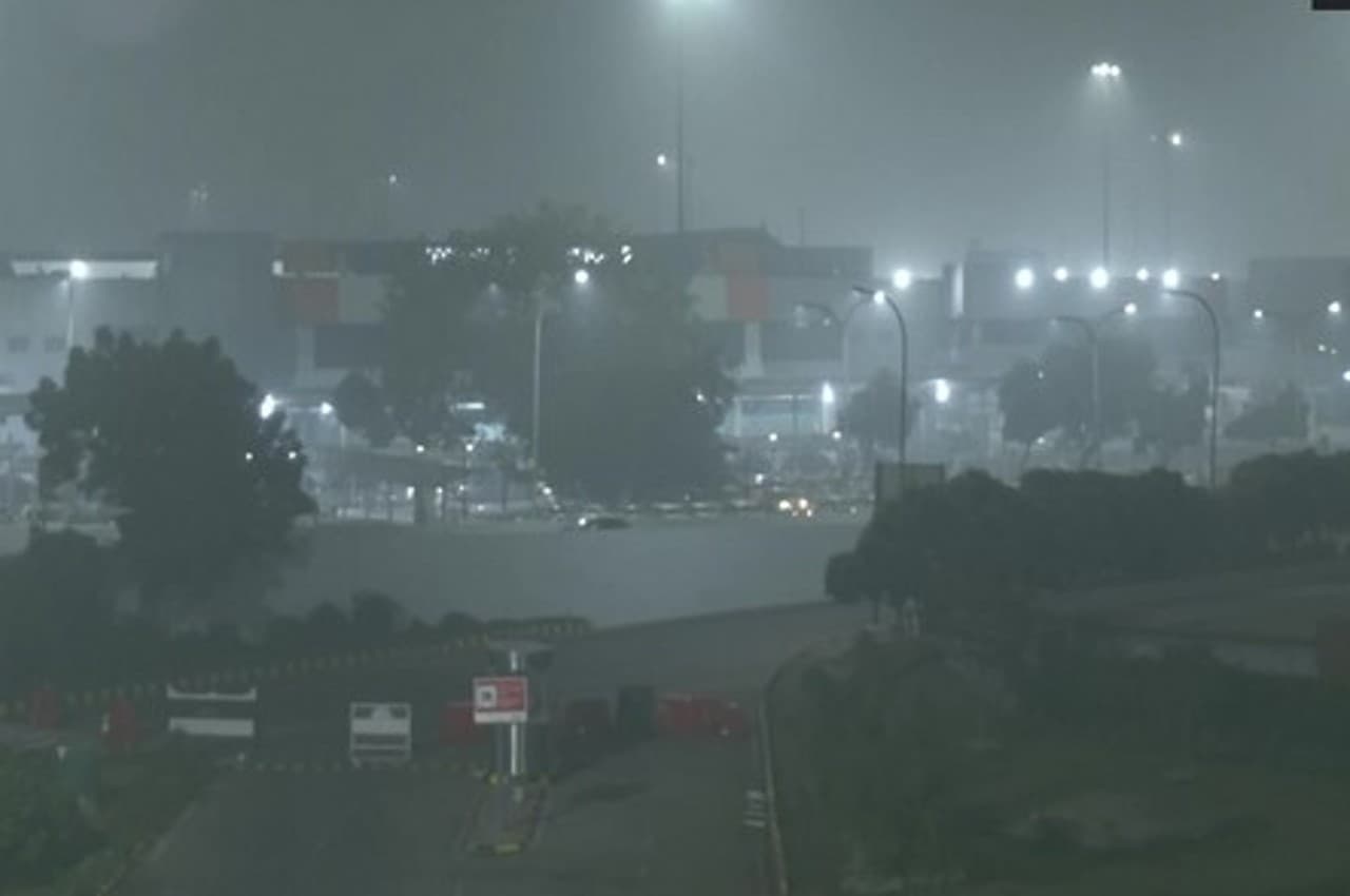 Cold Wave: दिल्ली में खराब विजिबिलिटी की वजह से फ्लाइट्स और ट्रेनें लेट, यहां देखें पूरी लिस्ट