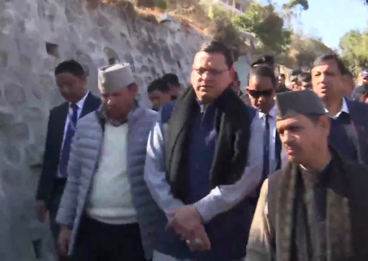 Joshimath Land Subsidence: उत्तराखंड के CM धामी पहुंचे जोशीमठ, प्रभावित परिवारों से मुलाकात कर जाना हाल