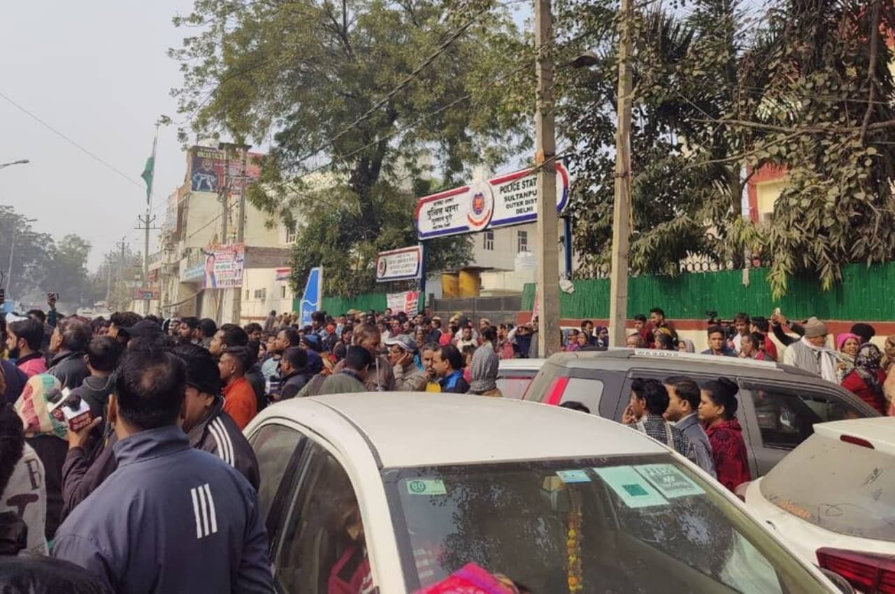Sultanpuri accident: लोगों में भारी गुस्सा, पुलिस स्टेशन को घेरा, AAP का LG के घर के बाहर प्रदर्शन