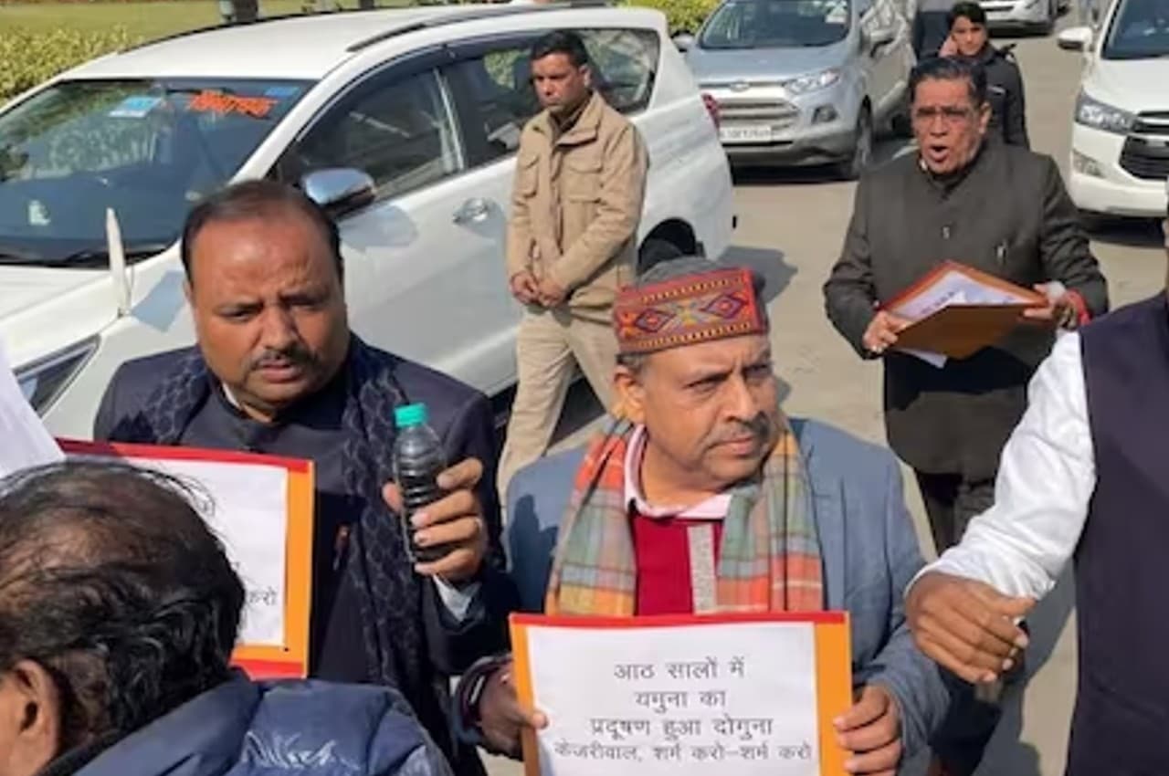 Delhi Assembly Winter Session: दिल्ली विधानसभा में भाजपा विधायकों का हंगामा, स्पीकर ने मार्शल से निकलवाया