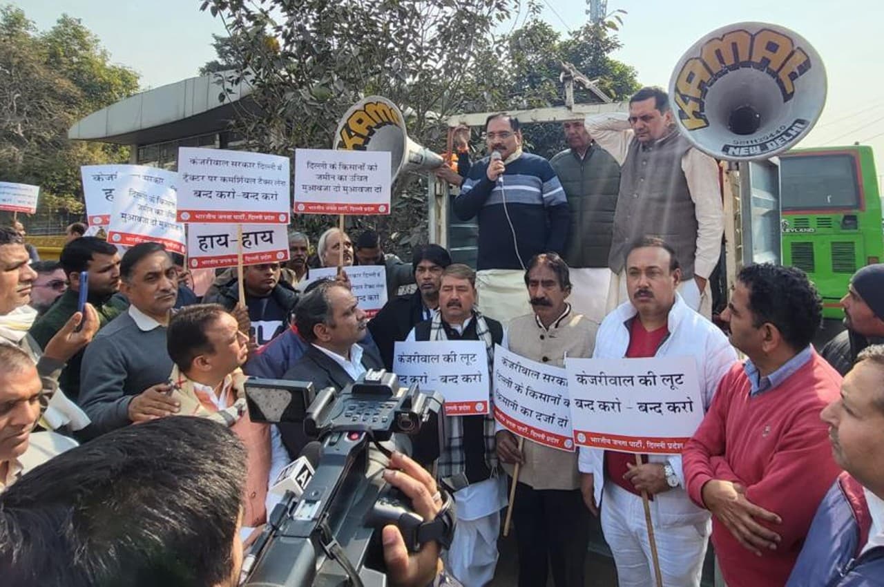 Delhi Assembly में लगातार दूसरे दिन भाजपा विधायकों का विरोध प्रदर्शन, केजरीवाल सरकार पर लगाए ये आरोप