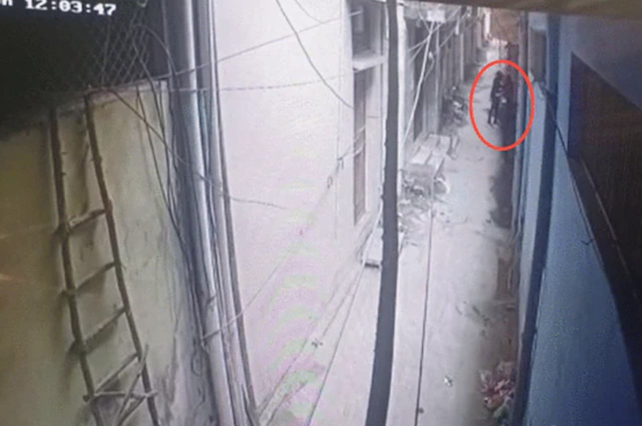 Delhi Stabbing Video: लड़की ने बात करना बंद किया तो शख्स ने चाकू से ताबड़तोड़ किया हमला