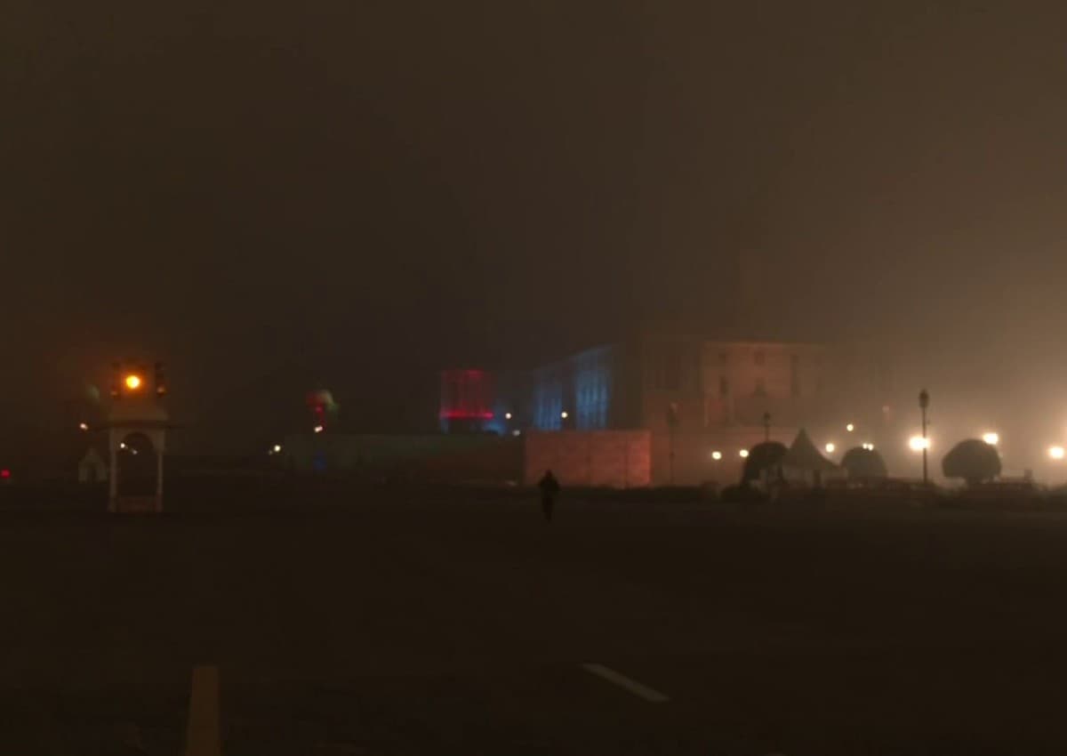 Delhi Weather Update: दिल्ली के न्यूनतम तापमान में आज मामूली बढ़ोतरी; कोहरे के कारण ये फ्लाइट्स और ट्रेनें प्रभावित