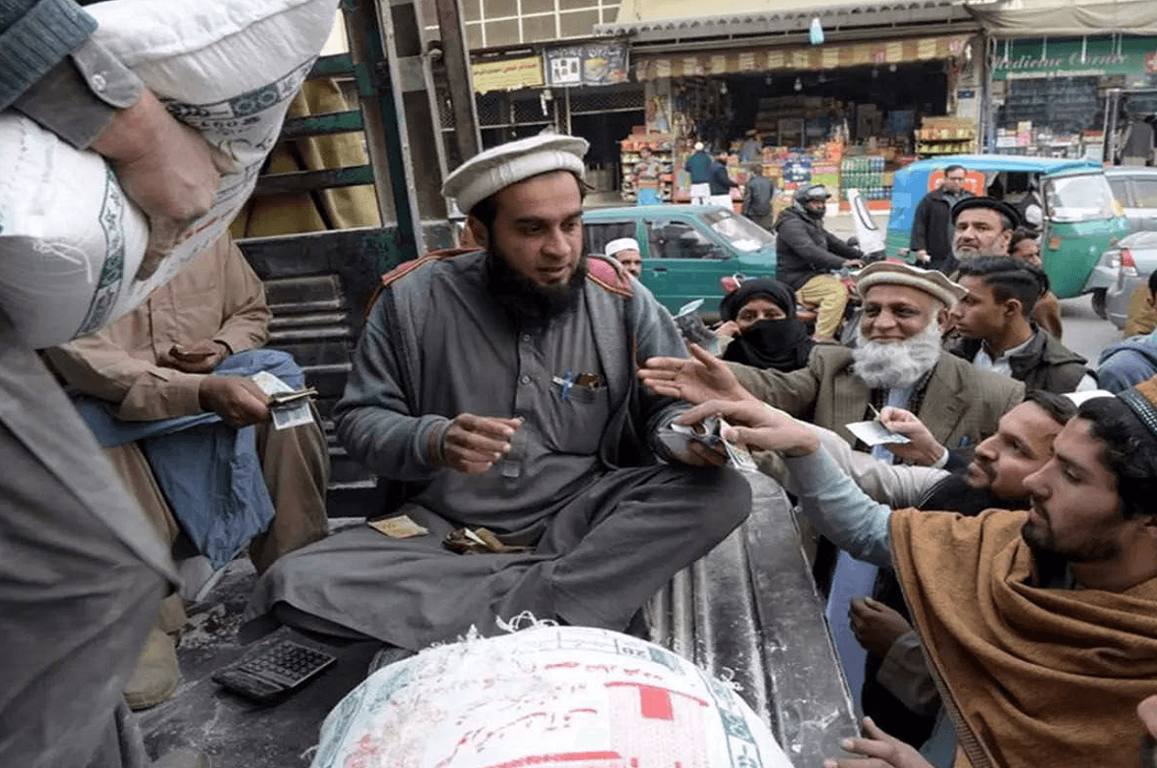 Pakistan : भयंकर महंगाई से जूझ रहा भारत का ये पड़ोसी देश, इतने लोगों की जा चुकी जान
