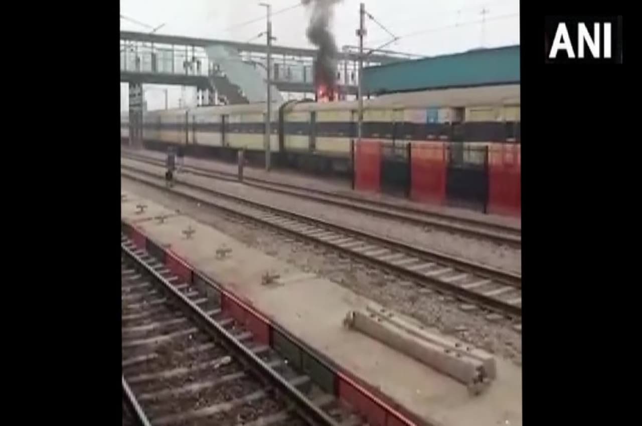 गाजियाबाद रेलवे स्टेशन पर EMU ट्रेन में लगी आग, जान बचाकर कूदे यात्री, देखें Video