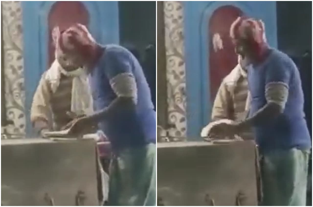Ghaziabad News: आटे पर थूक कर रोटियां बना रहा था रसोइया, पुलिस तक ऐसे पहुंचा Viral Video