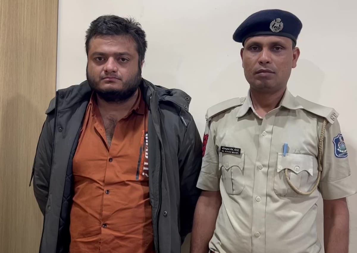 Gujarat News: गुजरात में कंझावला से भी खौफनाक वारदात, कार चालक ने बाइक सवार दंपति को 12KM घसीटा, दोनों की मौत