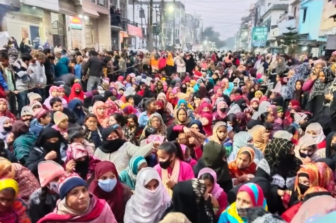 Haldwani Protest: बचेगा मकान या चलेगा बुलडोजर? हल्द्वानी के हजारों लोगों की संकट की सनवाई करेगा सुप्रीम कोर्ट