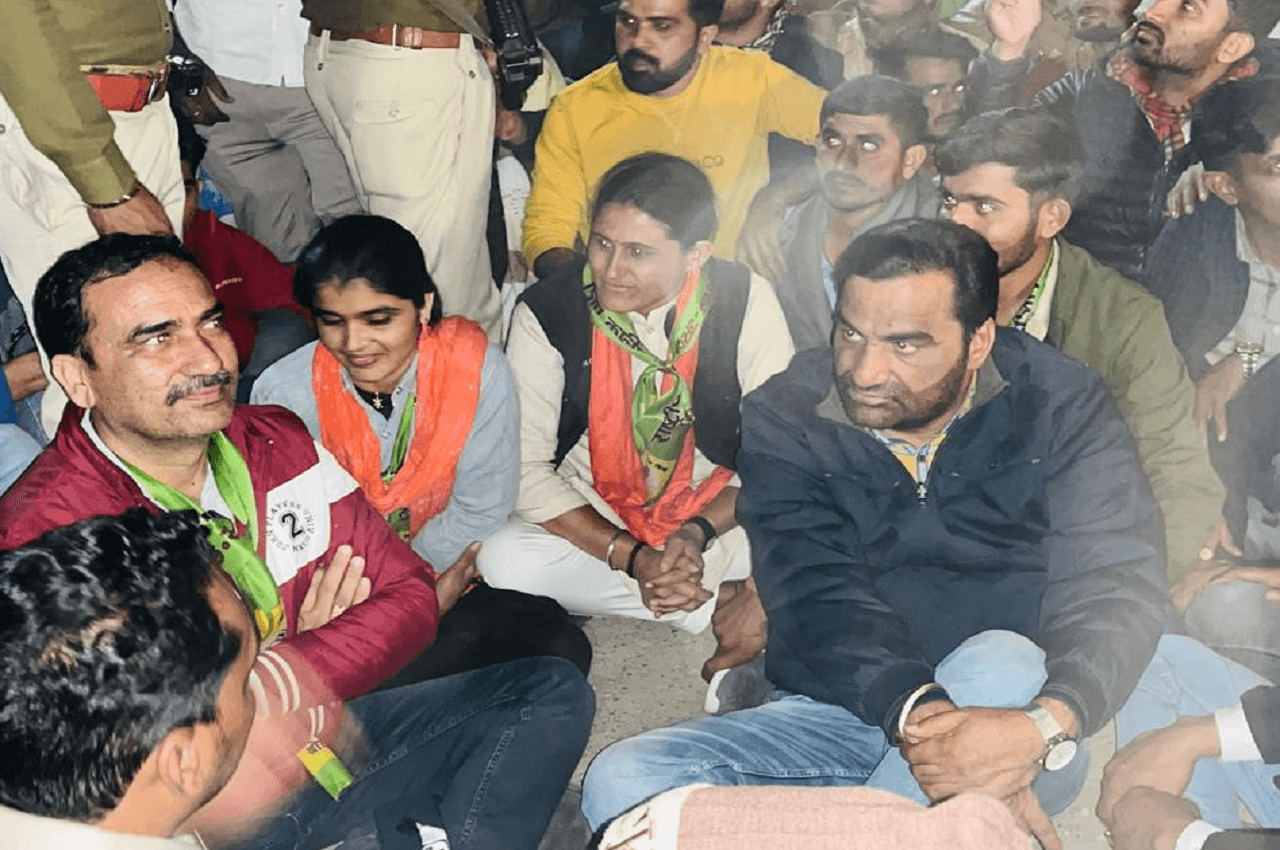 Hanuman Beniwal: बालोतरा में बोले बेनीवाल- वसुंधरा सरपंचों को फोन कर बोलती है कि कोई प्रोग्राम हो तो मुझे बुलाओ