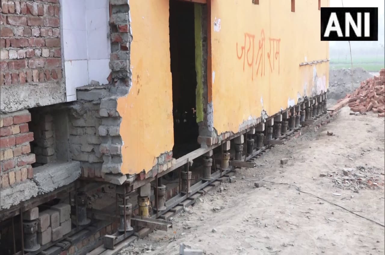 अजब-गजब; जय श्रीराम लिख 'पर्वत' की तरह प्रशासन ने उठा लिया हनुमान मंदिर, जानें क्या है मामला?