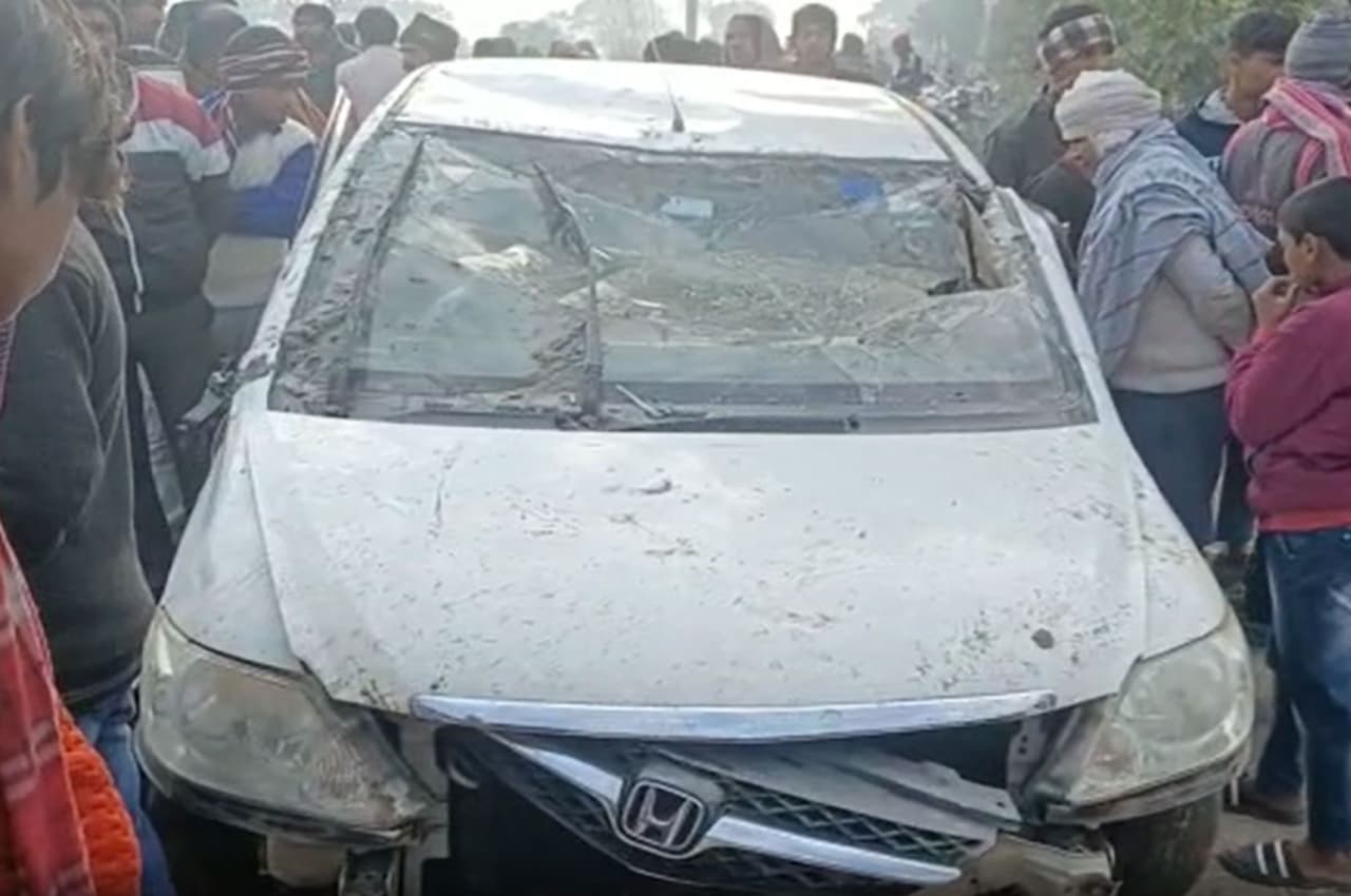 Hapur Accident: तालाब में गिरी तेज रफ्तार कार, 4 लोगों की दर्दनाक मौत, फिर गांववालों का फूटा गुस्सा