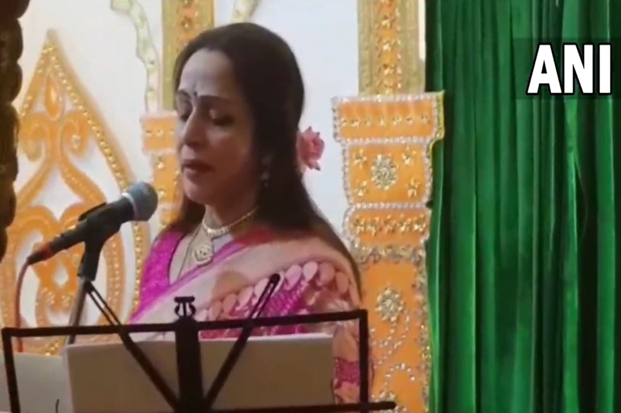 Viral Video: सांसद हेमा मालिनी ने जब वृंदावन में भजन शैली में गाया 'महामंत्र'..., देखें