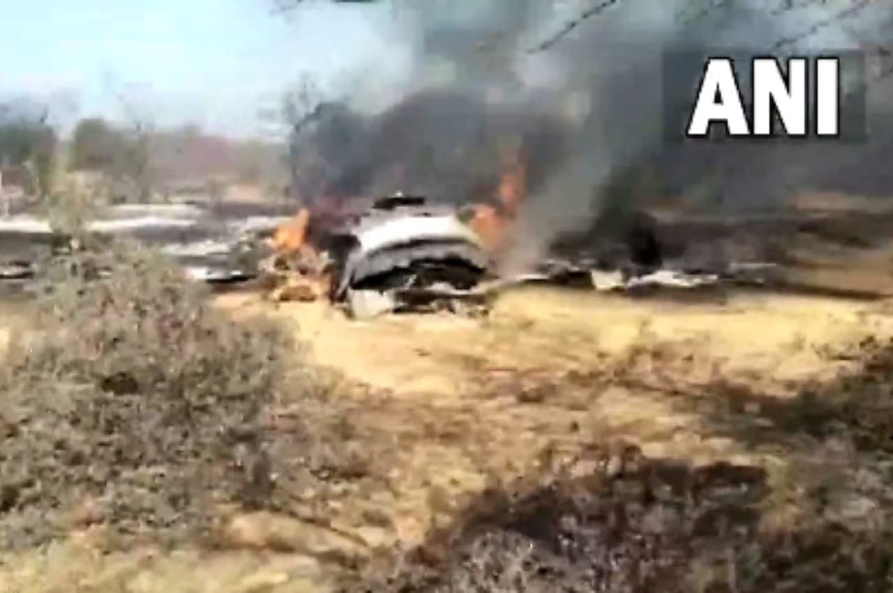 Fighter Jets crash: सुखोई और मिराज फाइटर आपस में टकराए, दो पायलट सुरक्षित, एक शहीद
