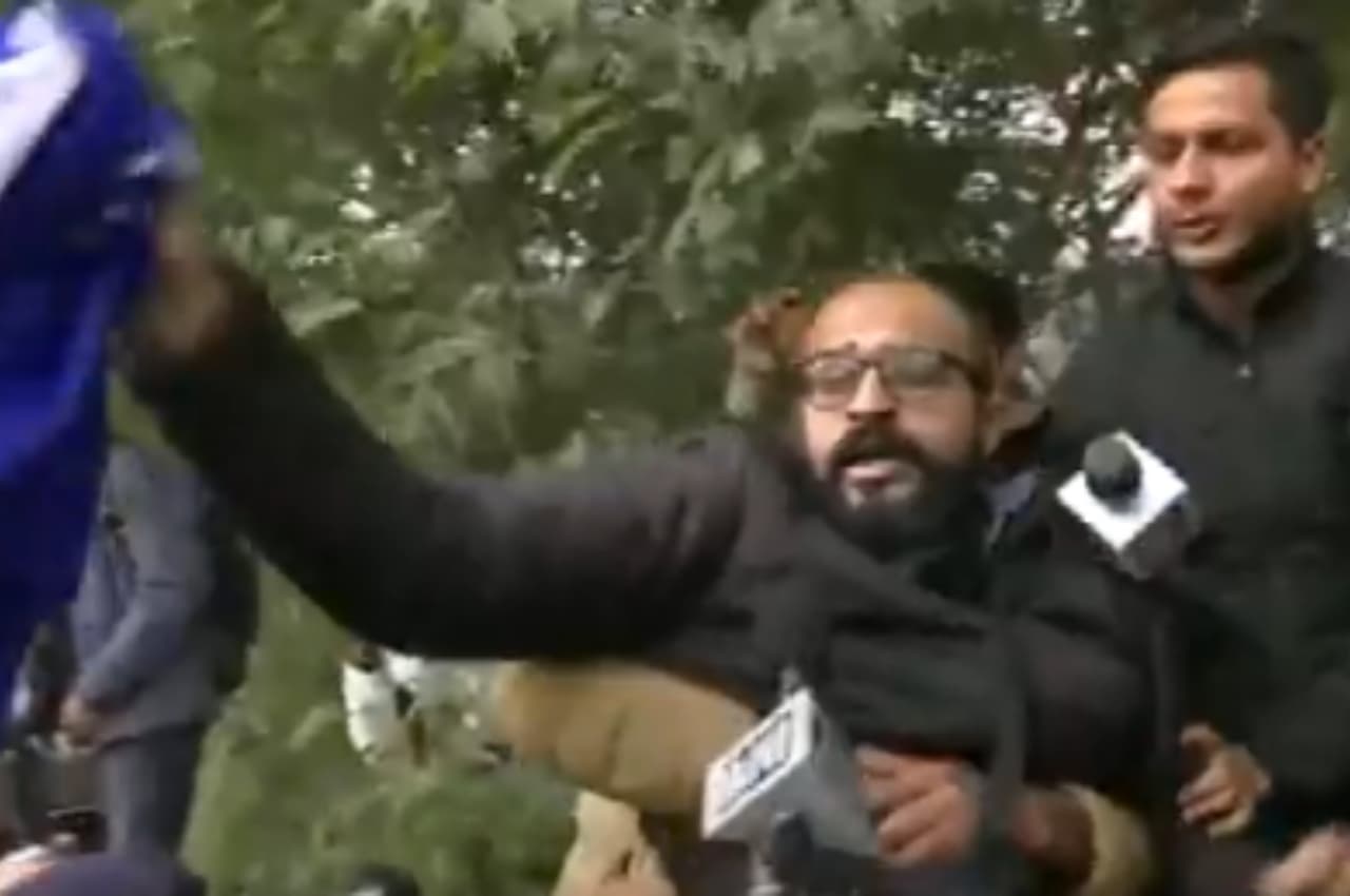 BBC documentary: दिल्ली पुलिस ने जामिया के 4 छात्रों को हिरासत में लिया, यूनिवर्सिटी ने कहा- माहौल खराब करने की कोशिश