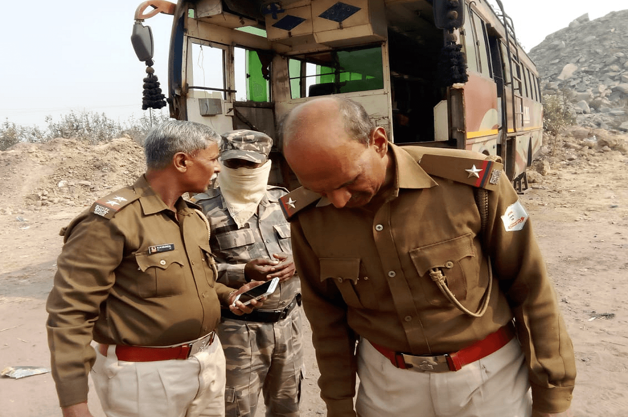 Dhanbad News: डीजल से भरे ट्रक को लूटने आये थे बदमाश, दहशत फैलाने के लिए कर दिया ये काम
