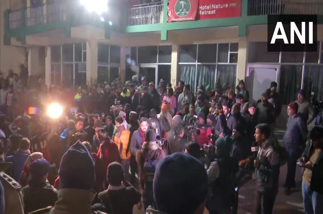 Joshimath Sinking: इमारतों को तोड़ने के लिए नहीं, बल्कि इस बात को लेकर है लोगों का विरोध, जानें
