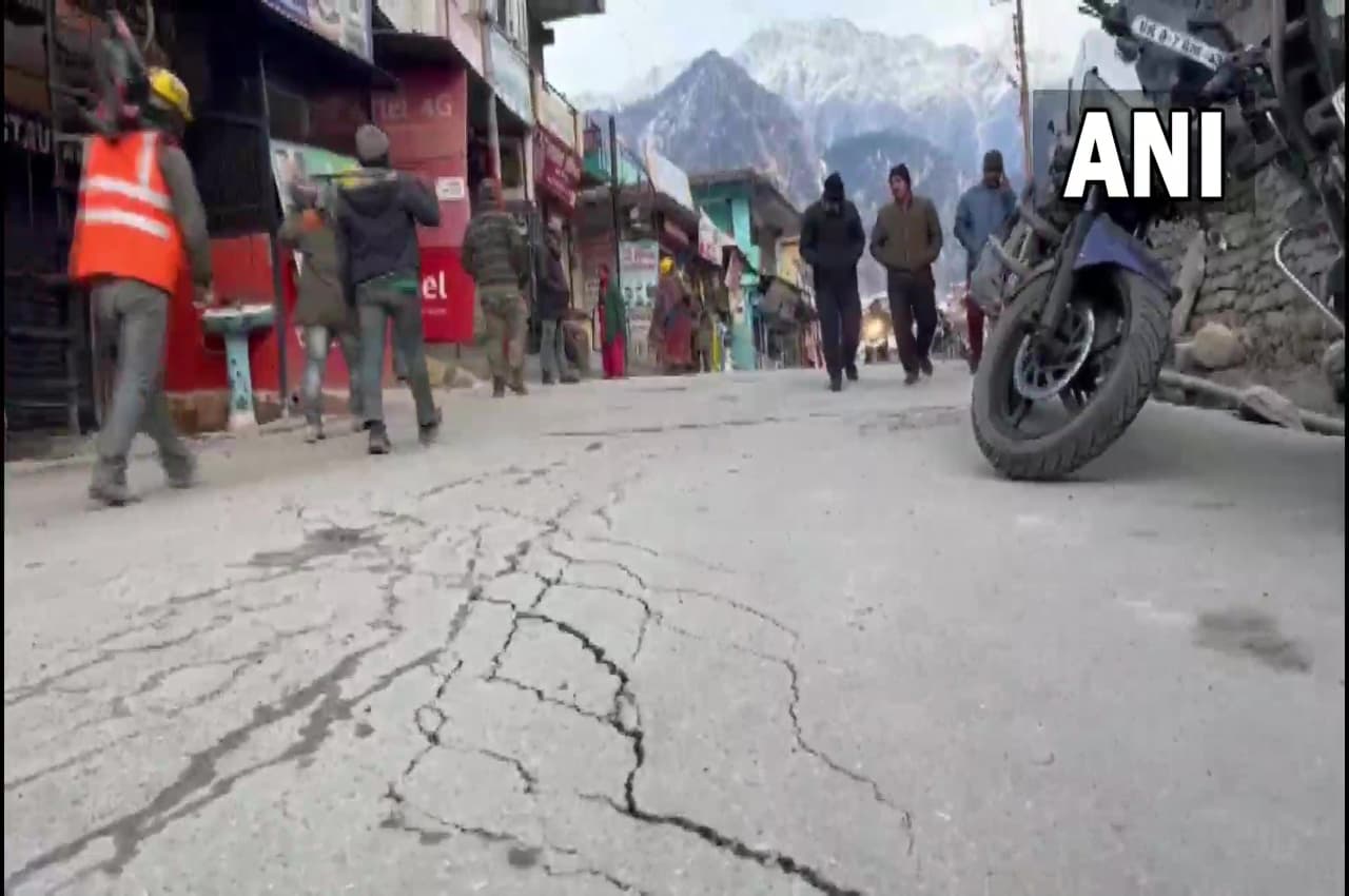 Joshimath Sinking: अब बद्रीनाथ हाईवे में पड़ी दरारें, DM बोले- इस वजह से हो रहा है सब कुछ