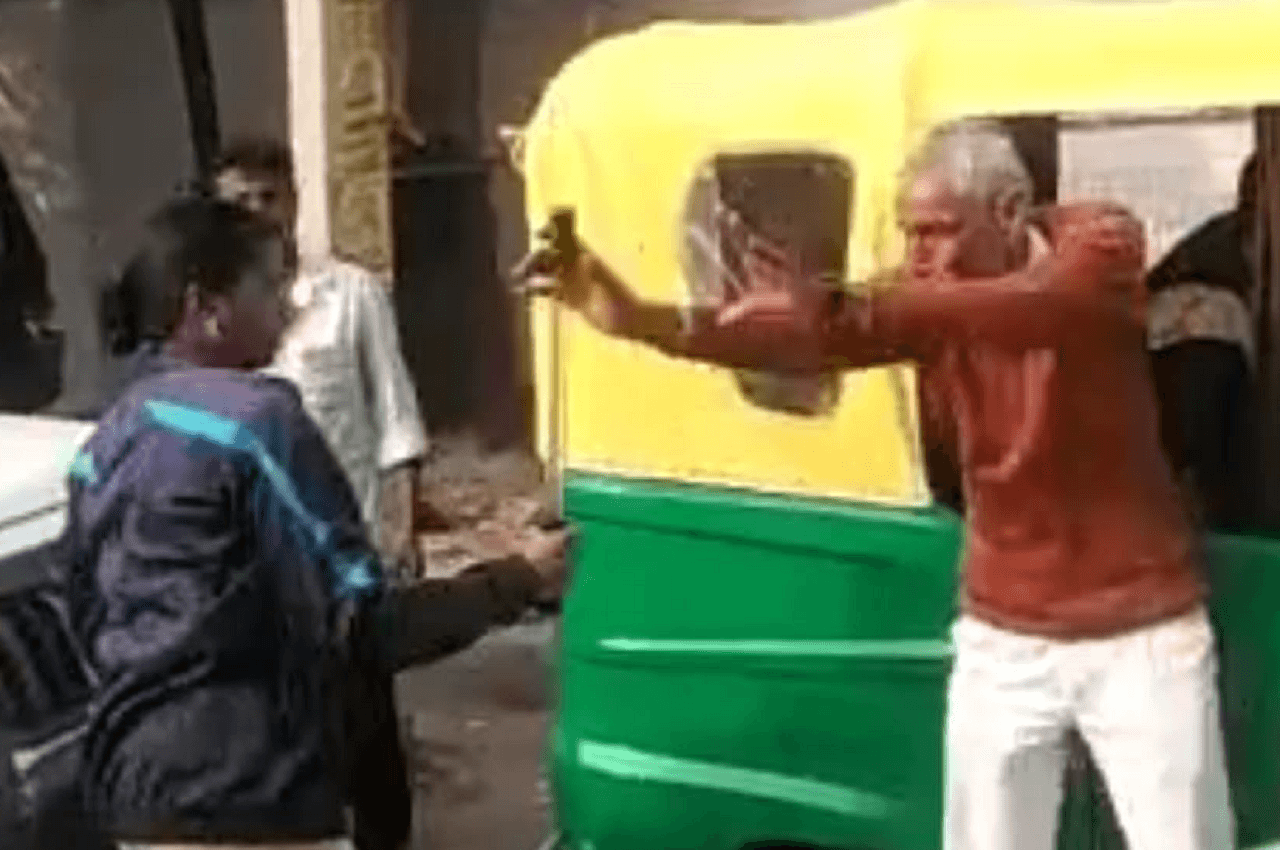 Bihar Hindi News: महिला सिपाहियों ने 70 साल के बुजुर्ग पर बरसाई लाठियां, वीडियो हुआ वायरल