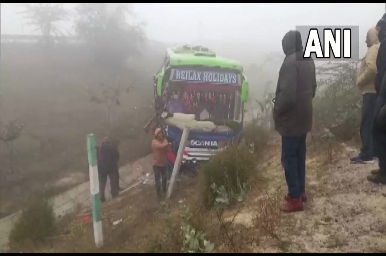 लखनऊ एक्सप्रेसवे पर बड़ा हादसा; 20 फीट गहरी खाई में बस गिरने से तीन की मौत, कोहरा बना कारण