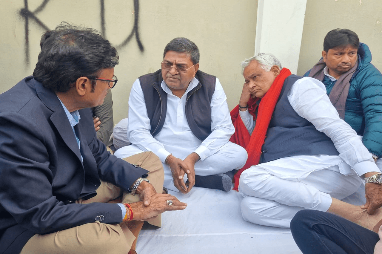 Kirodi Lal Meena: धरनास्थल पहुंचे केंद्रीय मंत्री संजीव बालियान, सरकार की तरफ से बातचीत जारी