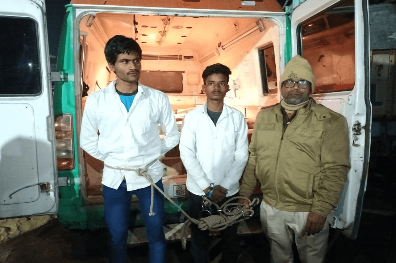 Bihar News: एबुंलेंस रोककर हुई जांच तो मरीज की जगह मिला ये सब, रह जाएंगे हैरान