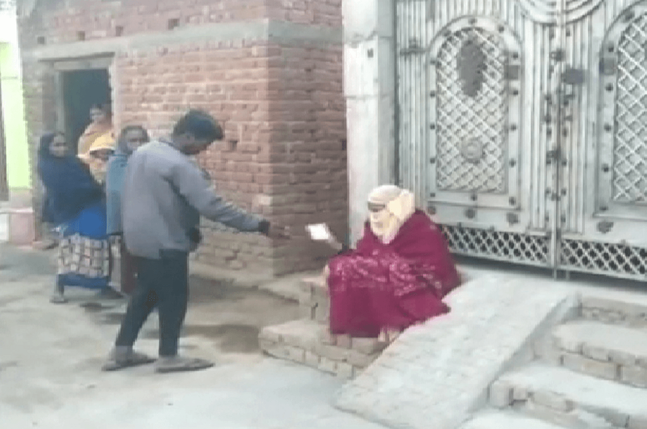 प्यार के साइड इफेक्ट: जख्मी दिल के साथ 55 घंटे से धरने पर बैठी प्रेमिका, जानें पूरा मामला...