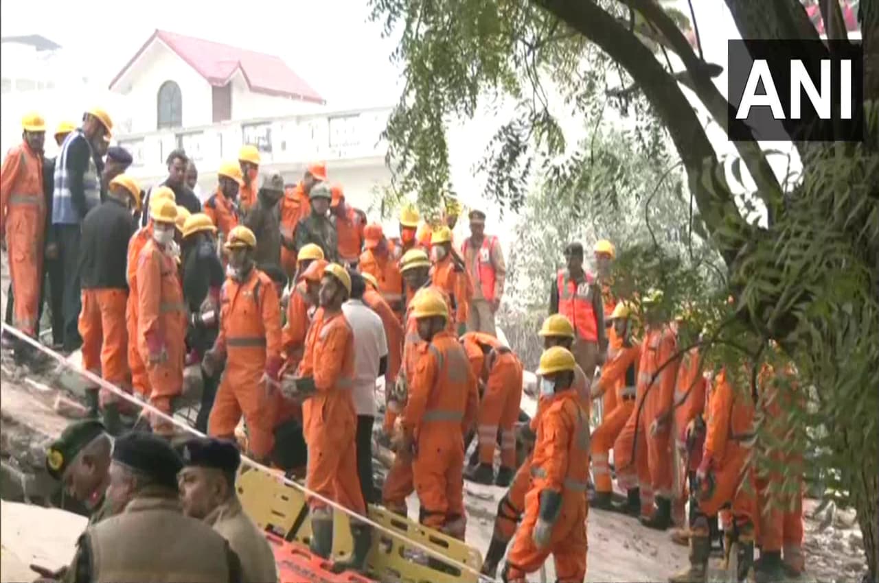 Lucknow Building Collapse: मलबे में दबी चीखें, कुछ देर तक आई आवाजें... हम जिंदा हैं, बचा लो