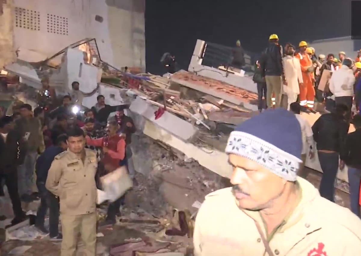 Lucknow Building Collapse: लखनऊ के रिहायशी इलाके में गिरी इमारत, अब तक 14 लोगों को बचाया