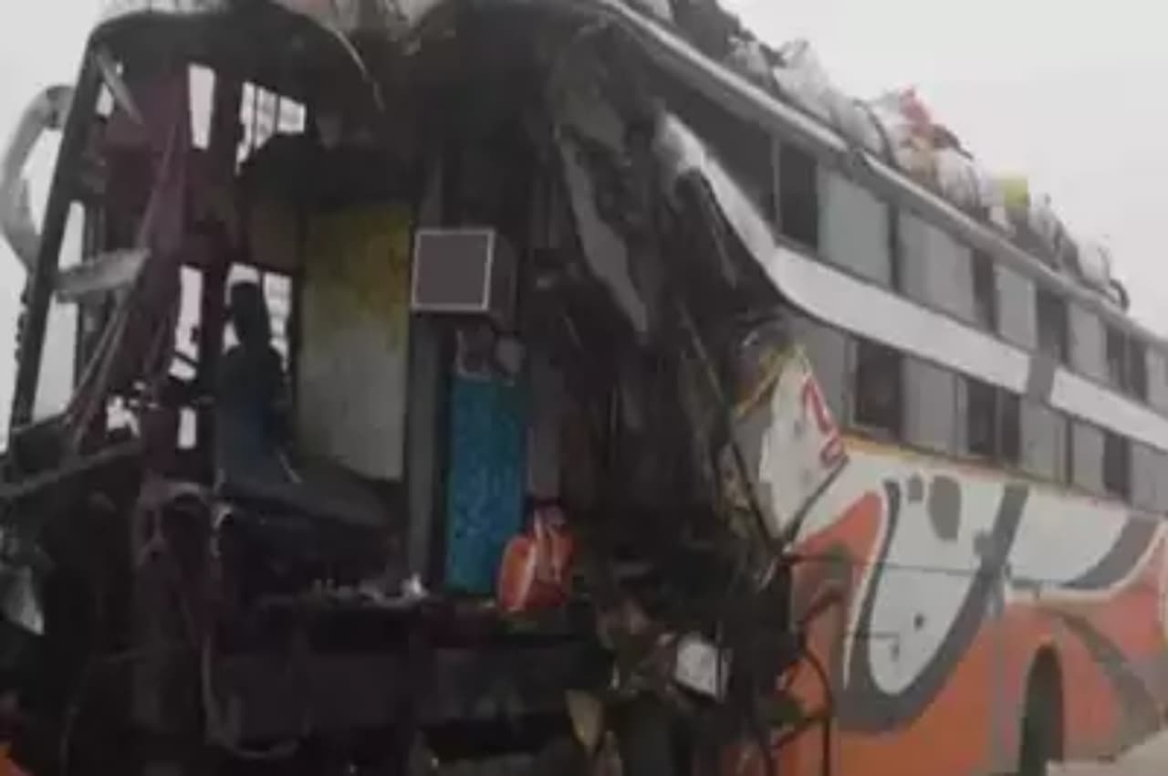 लखनऊ एक्सप्रेसवे पर 12 घंटे के भीतर दूसरा बड़ा हादसा, खड़े ट्रक में घुसी स्लीपर बस, 4 की मौत