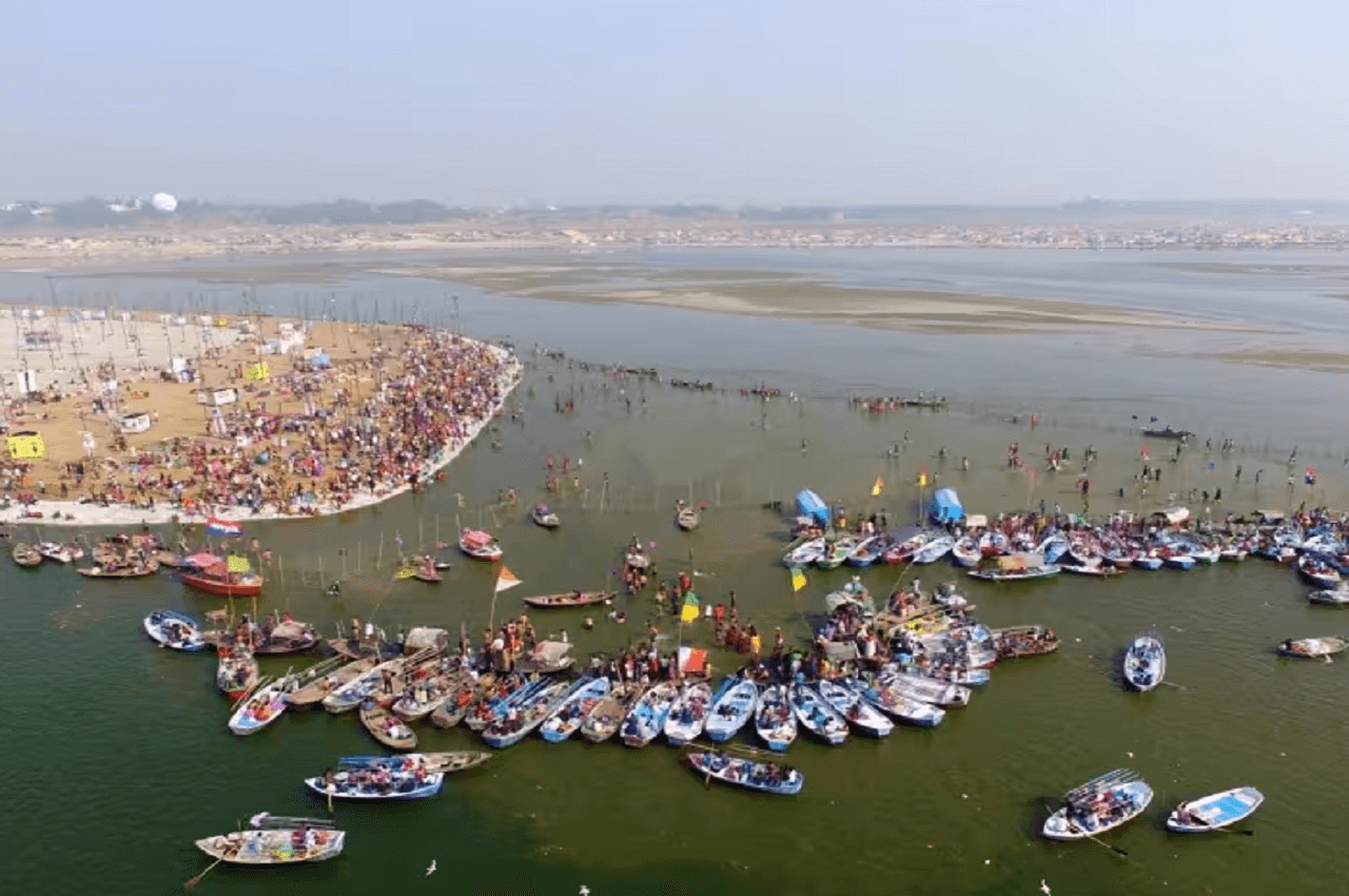 Magh Mela Prayagraj: Makar Sakranti पर देशभर से पहुंचे साधु-संत, संगम में लगा रहे आस्था की डुबकी