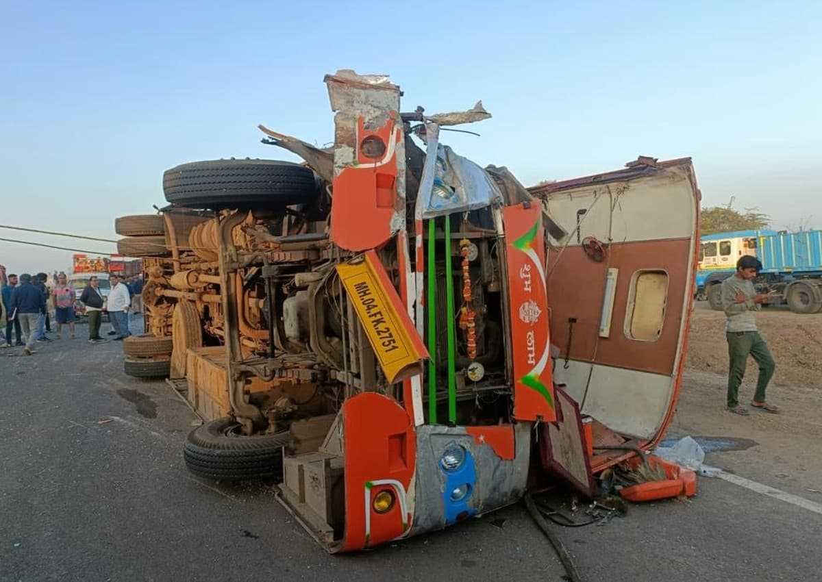 Maharashtra Accident News: नासिक-शिरडी हाईवे पर बस की ट्रक से टक्कर, 10 यात्रियों की मौत