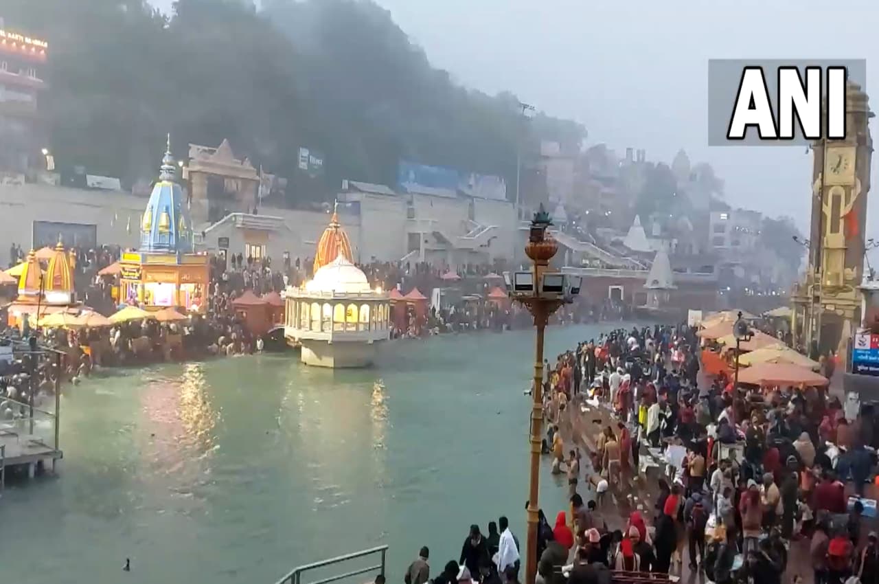 Makar Sankranti 2023: लहू तक जमा देने वाली ठंड भी न रोक पाई आस्था का सैलाब, देखें गंगा स्नान के Video