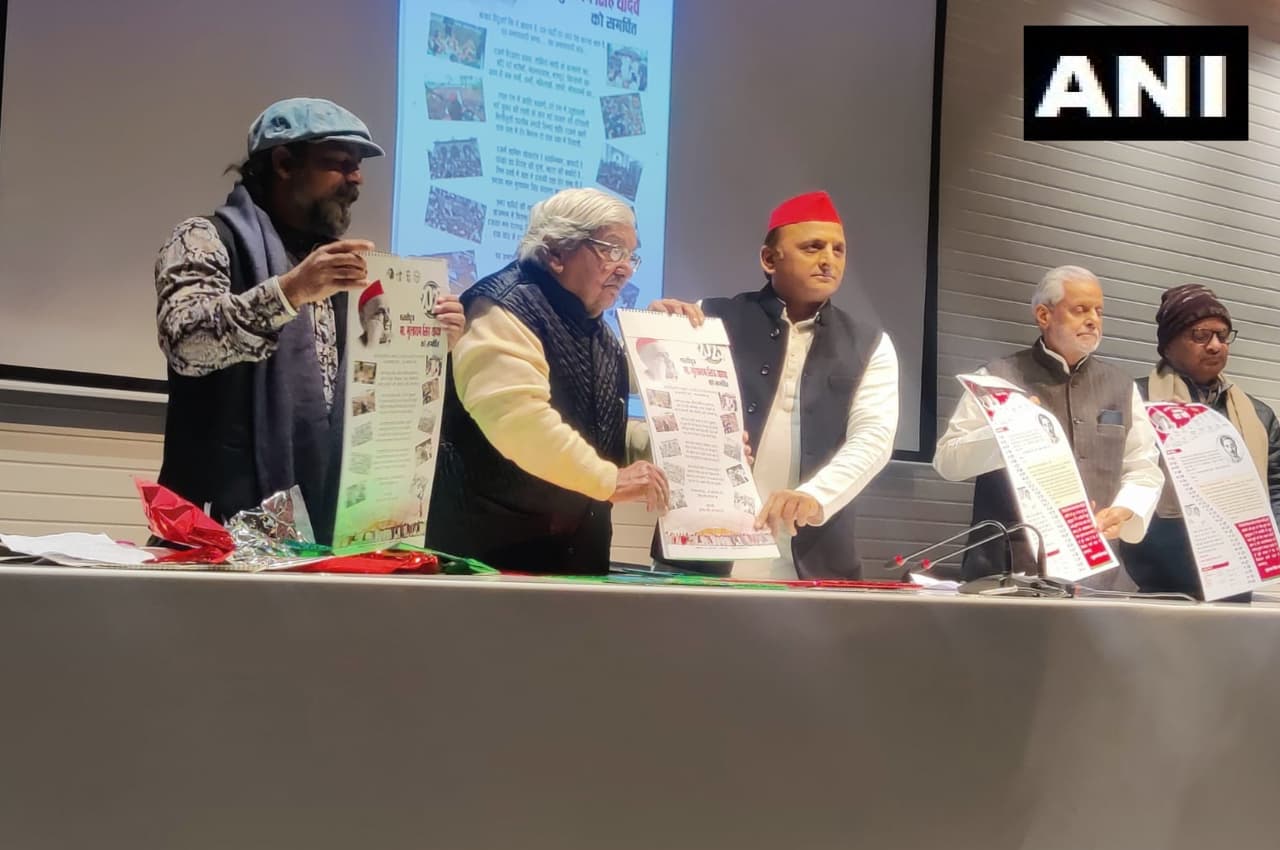 पिता Mulayam Singh Yadav की याद में अखिलेश ने लॉन्च किया कैलेंडर, 12 पन्नों में क्या है खास?