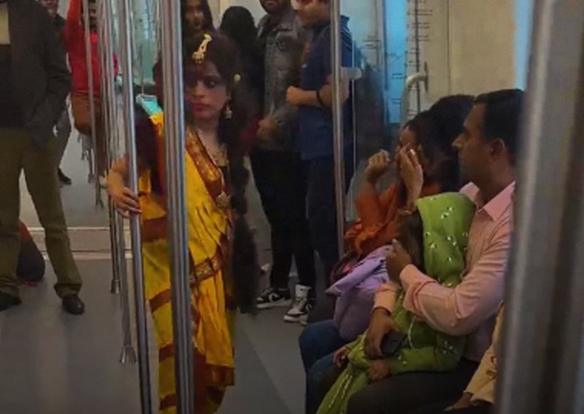 Viral Video: 'भूल भुलैया' फिल्म वाली 'मंजुलिका' के गेटअप में मेट्रो में दिखी युवती, यूजर्स ने ऐसे किया रिएक्ट