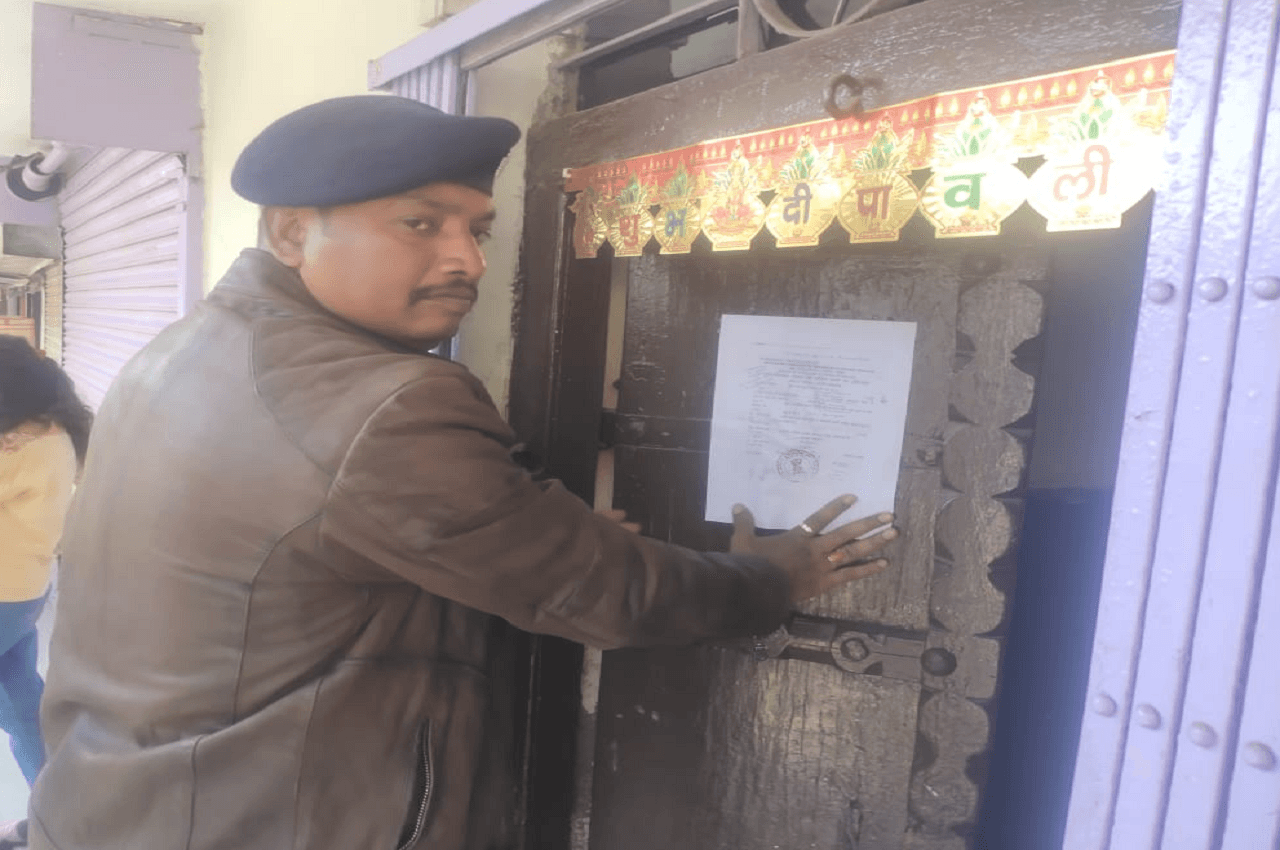 Aurangabad News : आरजेडी नेता की तलाश में ताबड़तोड़ छापेमारी, पुलिस ने घर पर चिपकाया ये नोटिस