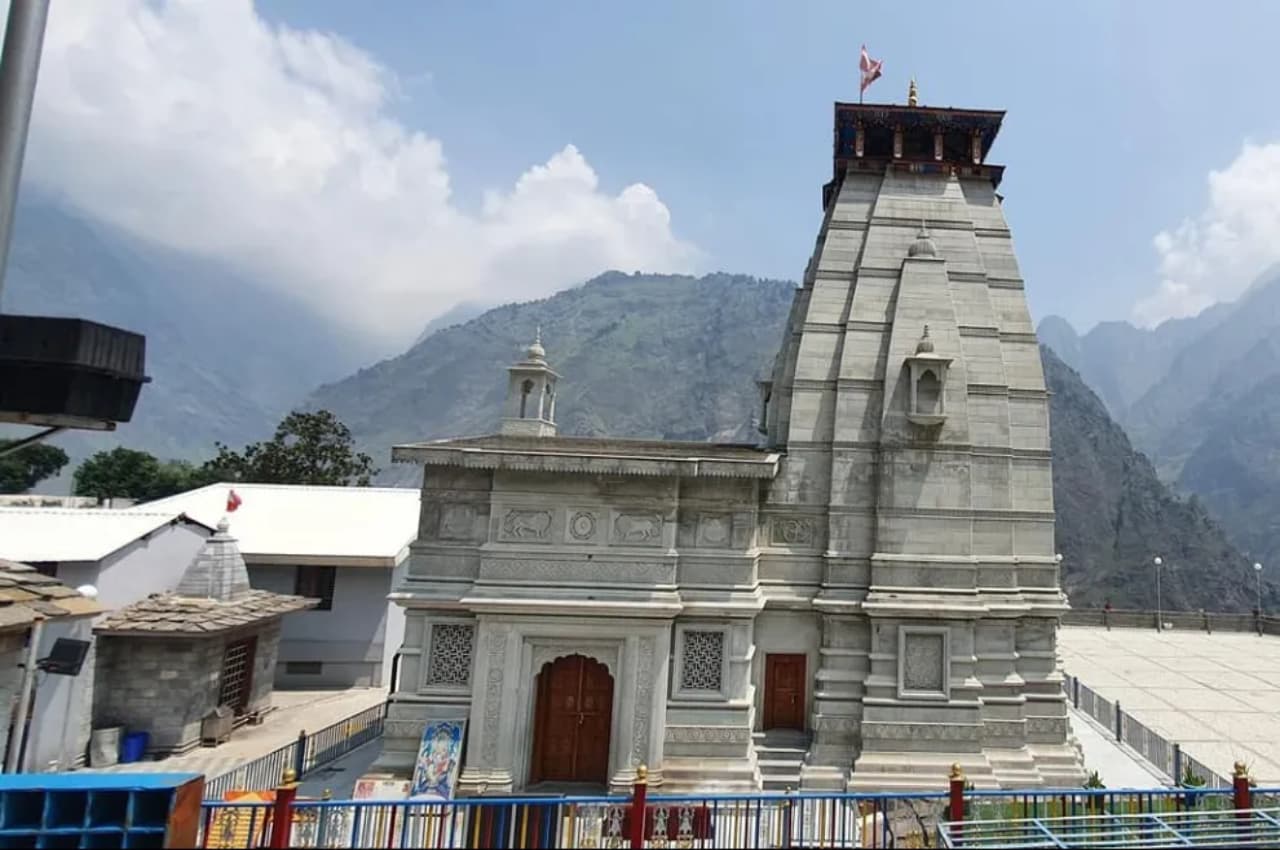 Narsingh Mandir: जोशीमठ के प्रसिद्ध नरसिंह मंदिर में सभी आयोजनों पर रोक, समिति ने बताया बड़ा कारण