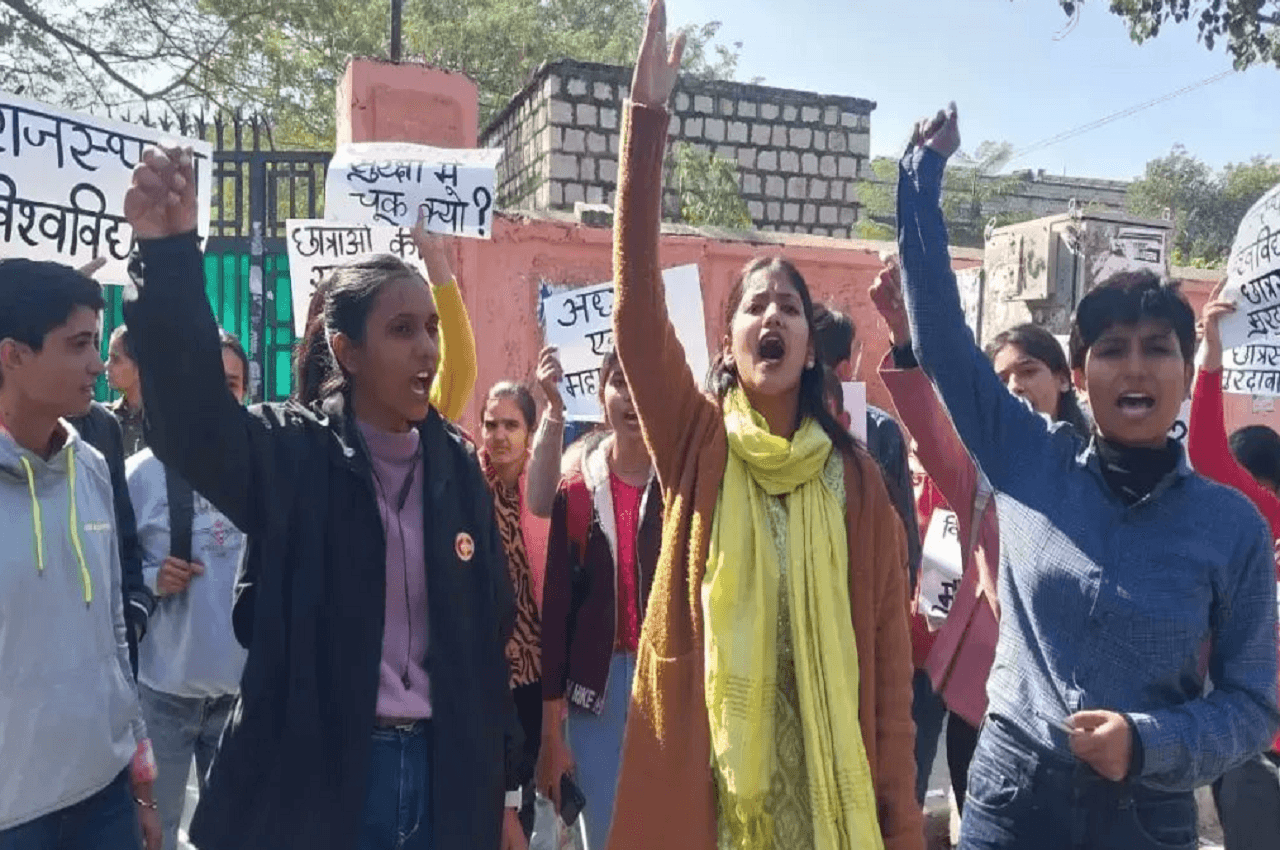 Nirmal Choudhary: छात्राओं ने किया विरोध प्रदर्शन, कहा- राज्य में सबसे बड़े गर्ल्स काॅलेज में लड़कियां नहीं हैं सुरक्षित