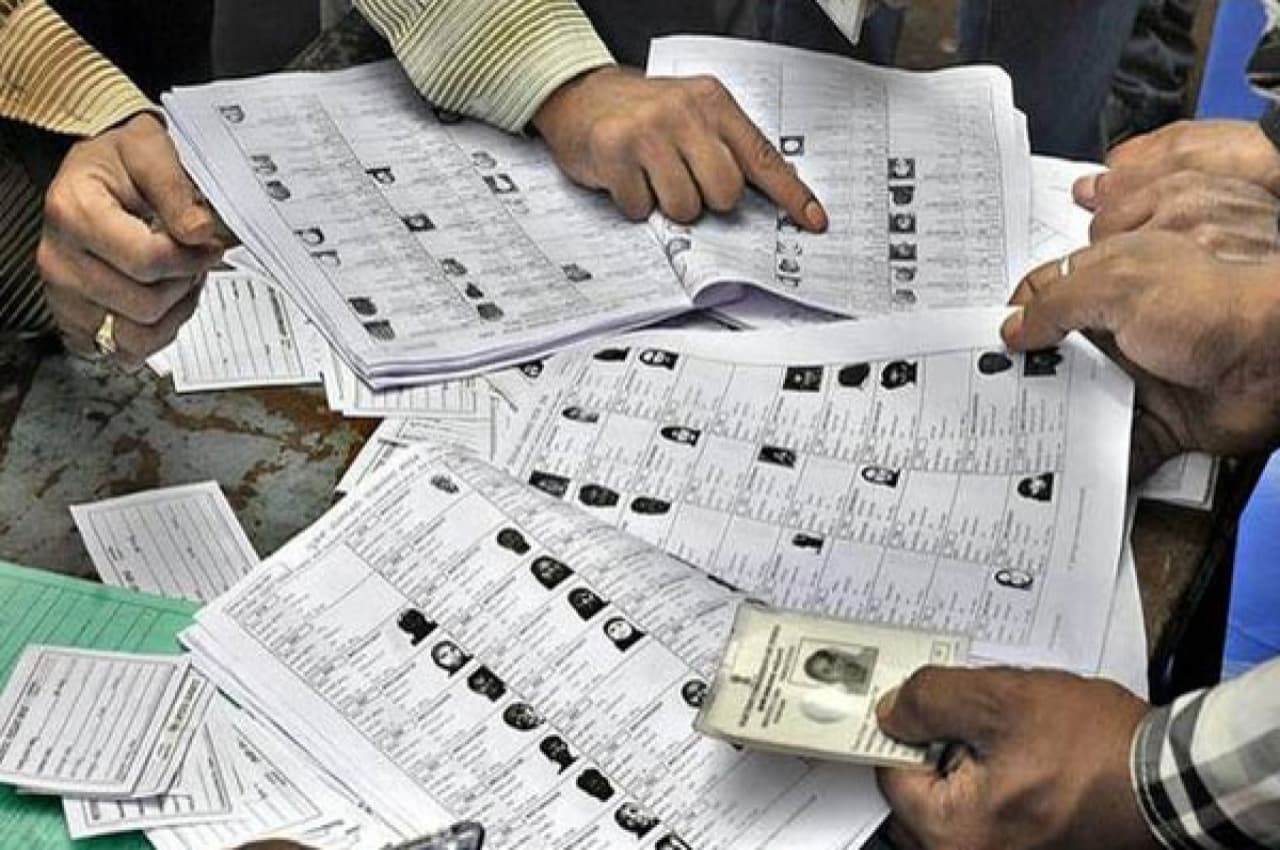 Noida: वोटर लिस्ट से महिला नाम गायब, कोर्ट ने 3 अधिकारियों समेत 8 के खिलाफ दिया ये सख्त आदेश, हड़कंप