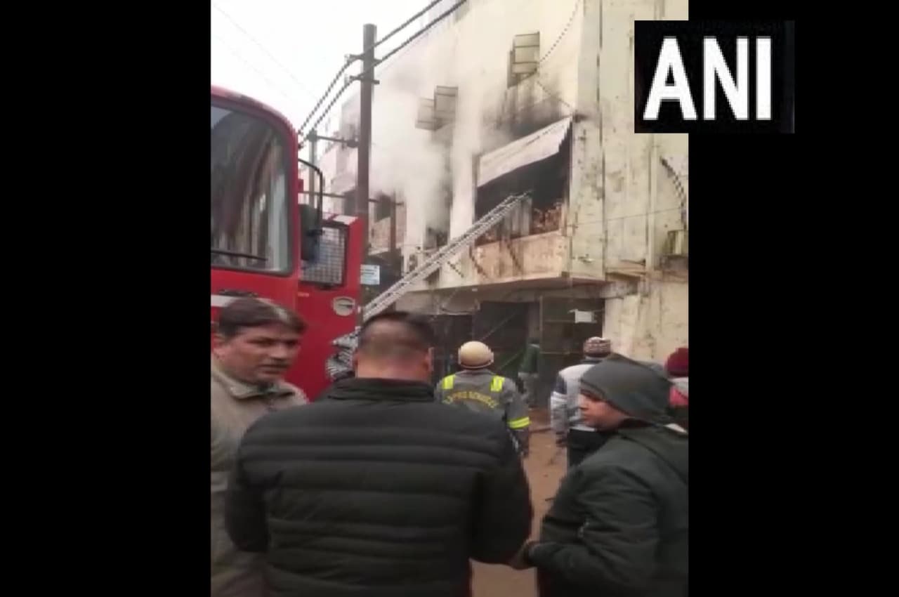Noida Breaking: सेक्टर-10 की एक कंपनी में भीषण आग, फायर ब्रिगेड की कई गाड़ियां पहुंचीं