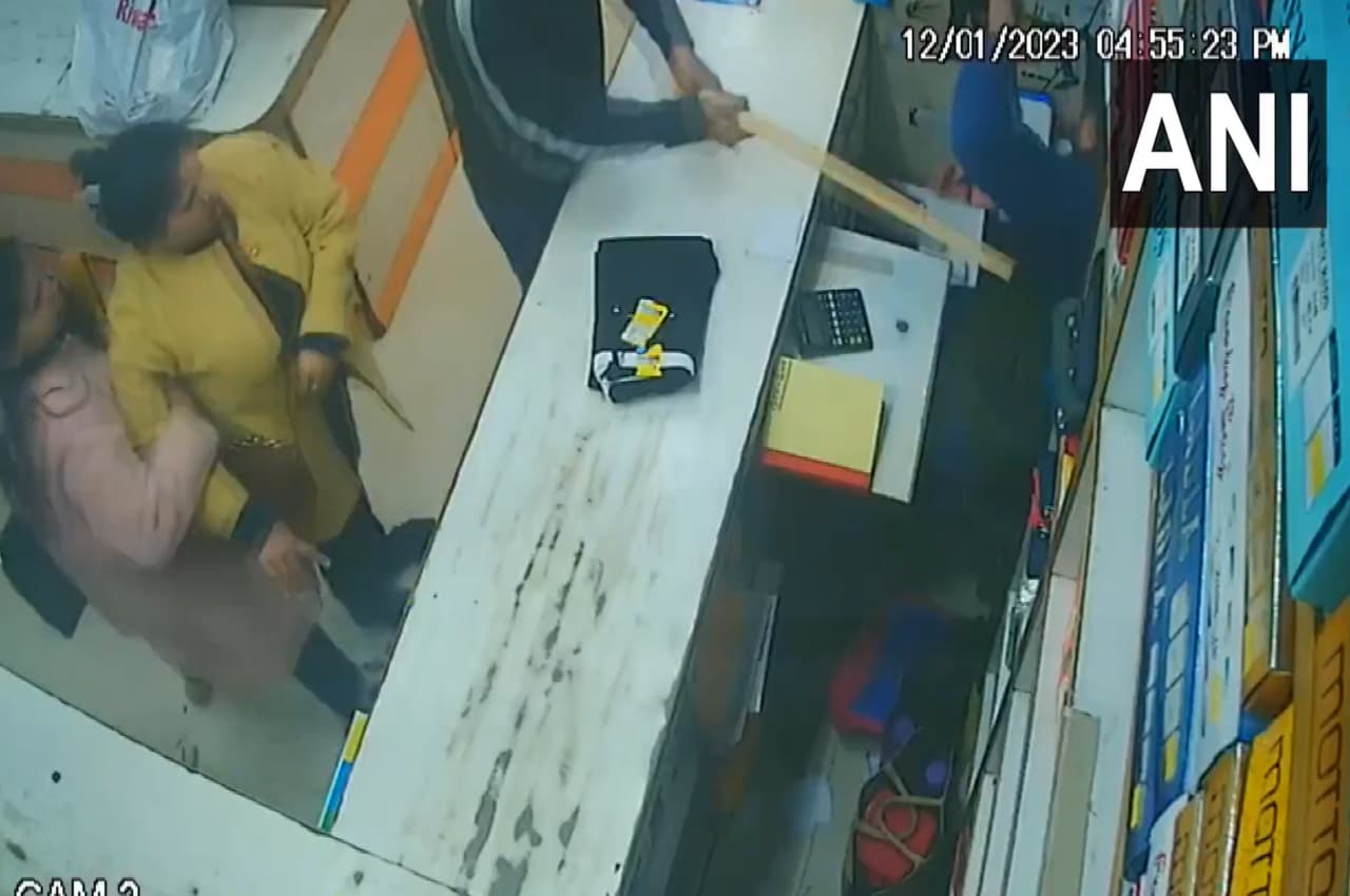 Noida Atta Market में दुकानदार ने जैकेट वापस नहीं की तो महिला के पति ने खेला 'खूनी खेल', देखें Video